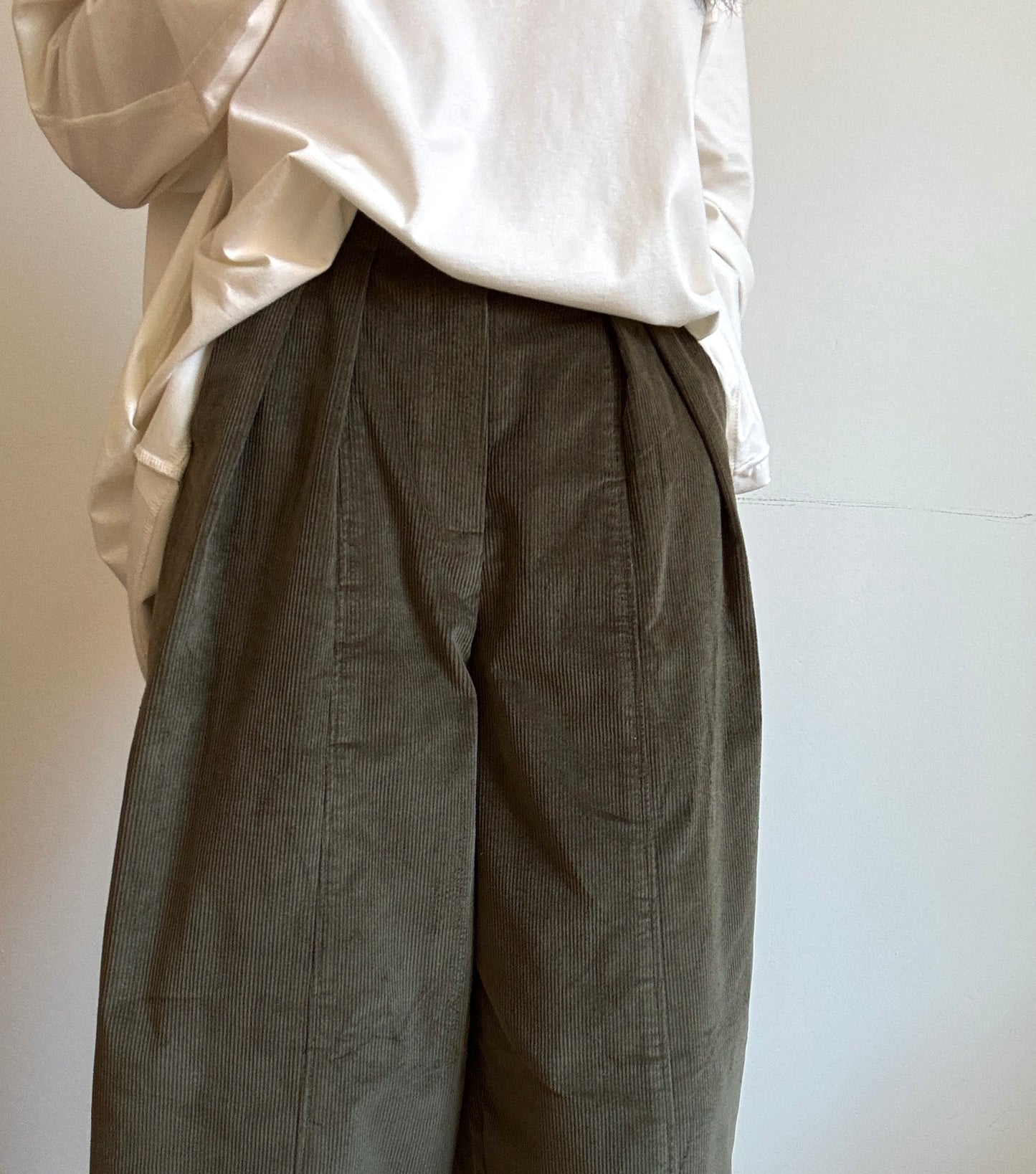 Khaki corduroy baggy trousers with fly