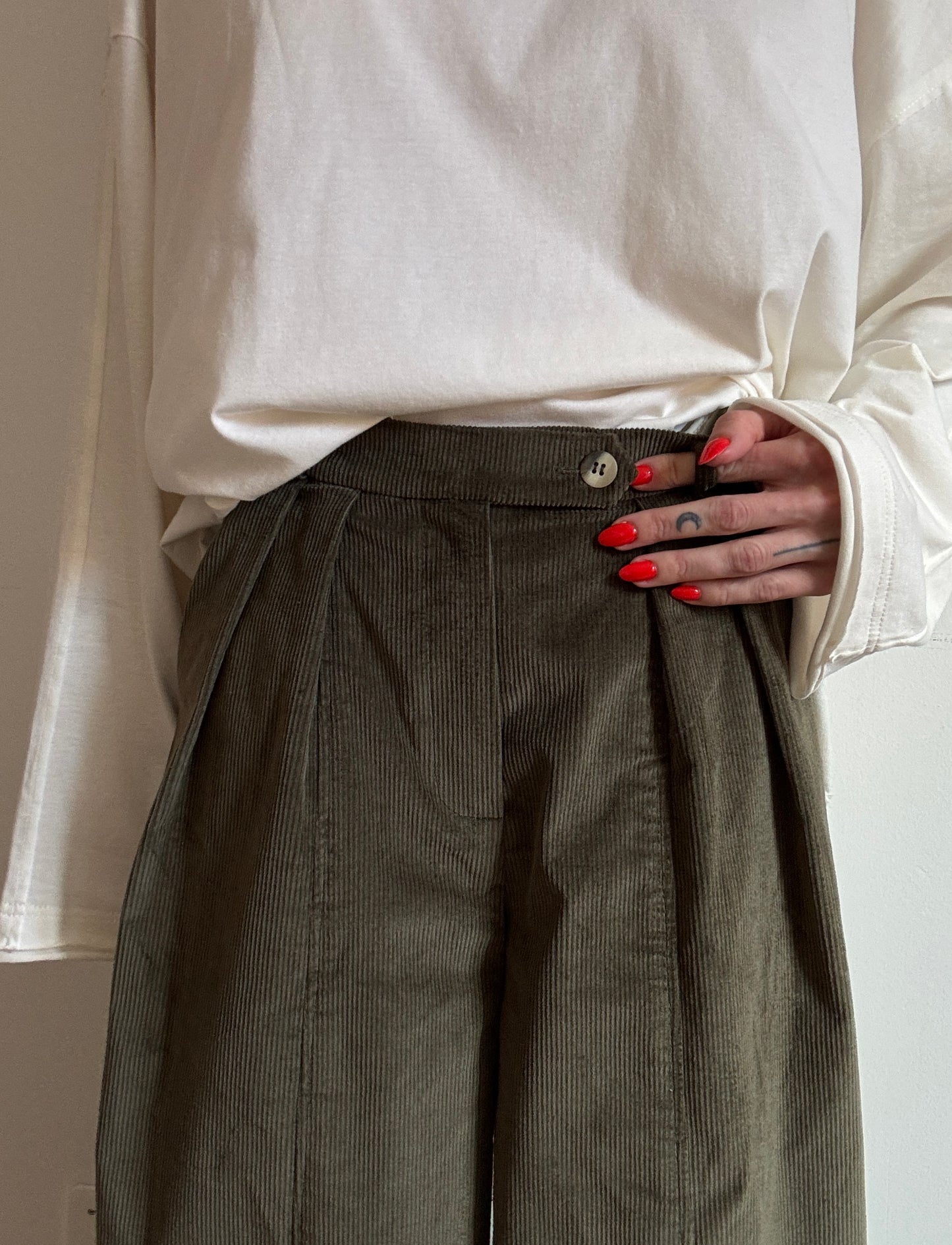 Khaki corduroy baggy trousers with fly